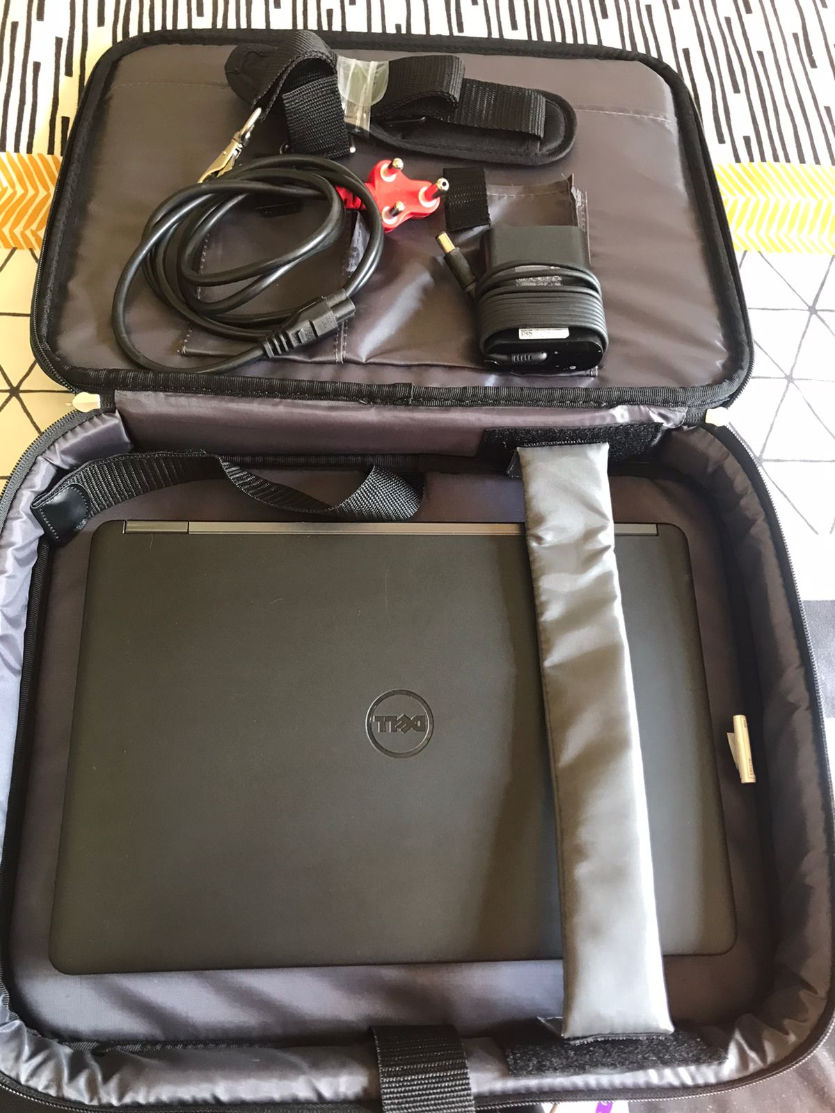 Dell latitude 7450 with its bag.