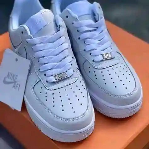 AF1 on black n white