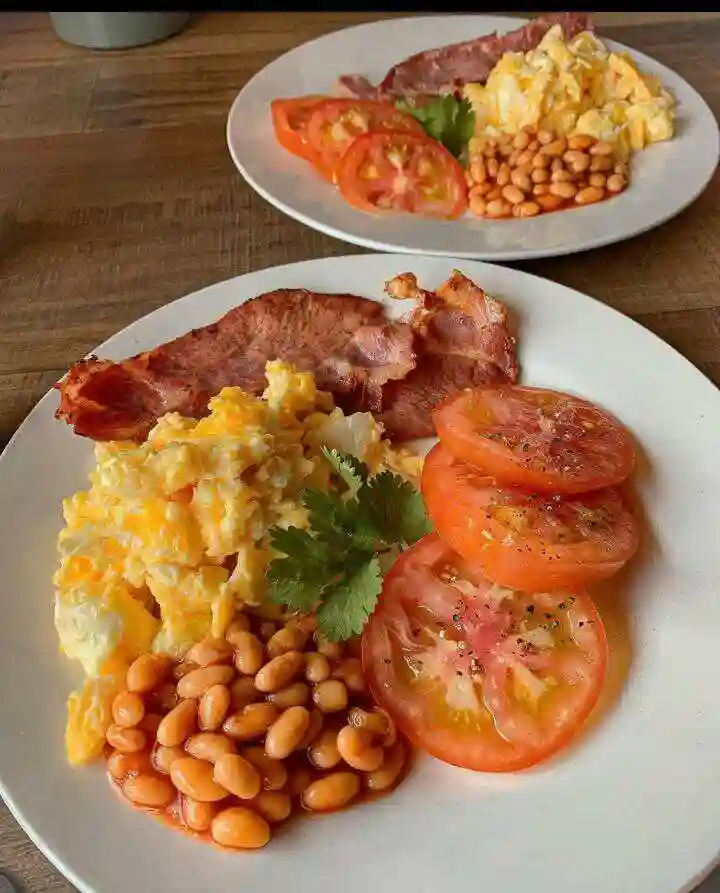 Baked beans,fried eggs and vegetables