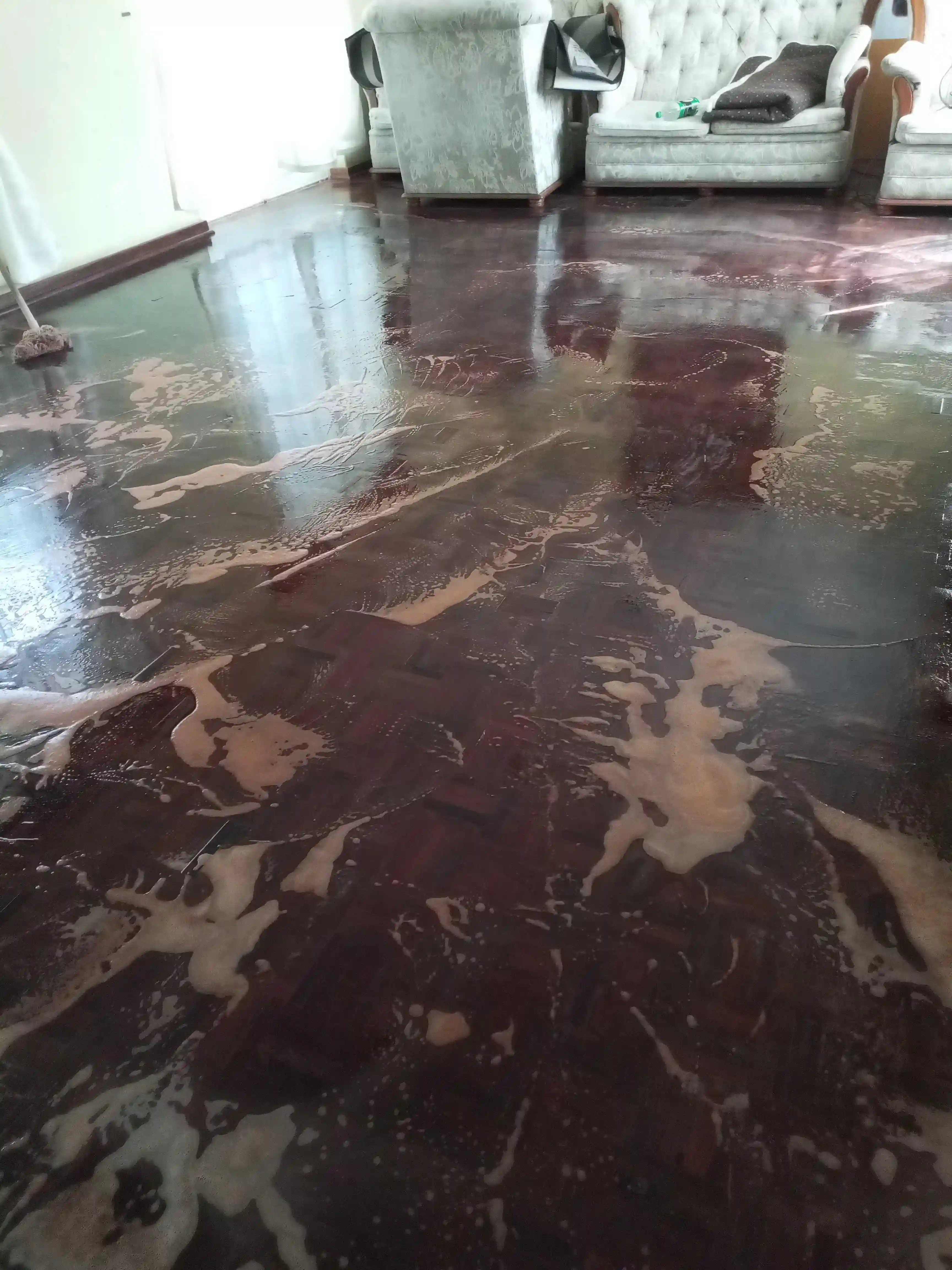 FLOORS STRIP AND SEAL CLEANING