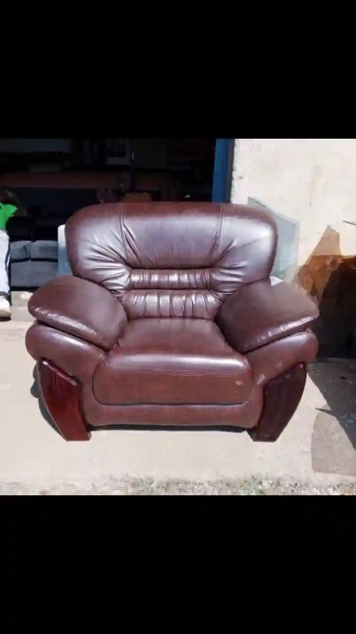 LEATHER STEPHAIN COUCH FOR SALE IN HARARE AND NEARBY TOWNS