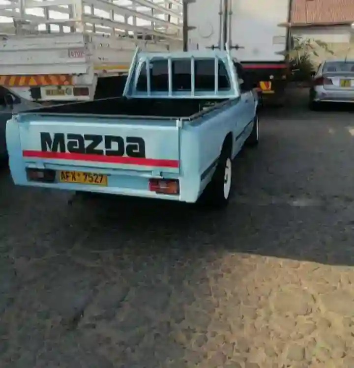  Mazda B2200 - Zimbabue