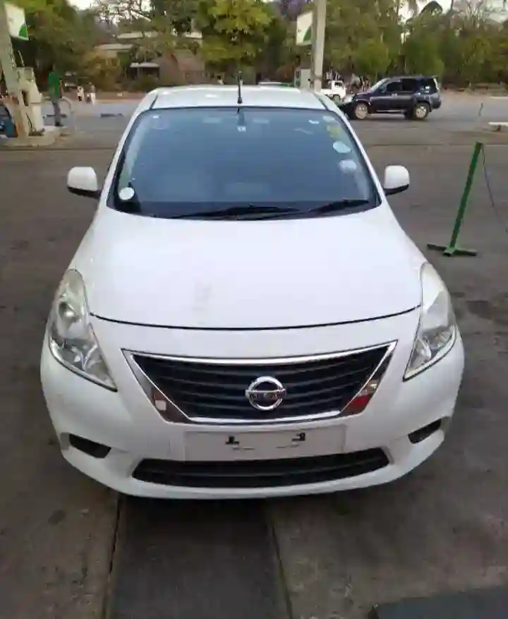Nissan Tiida Latio 2015