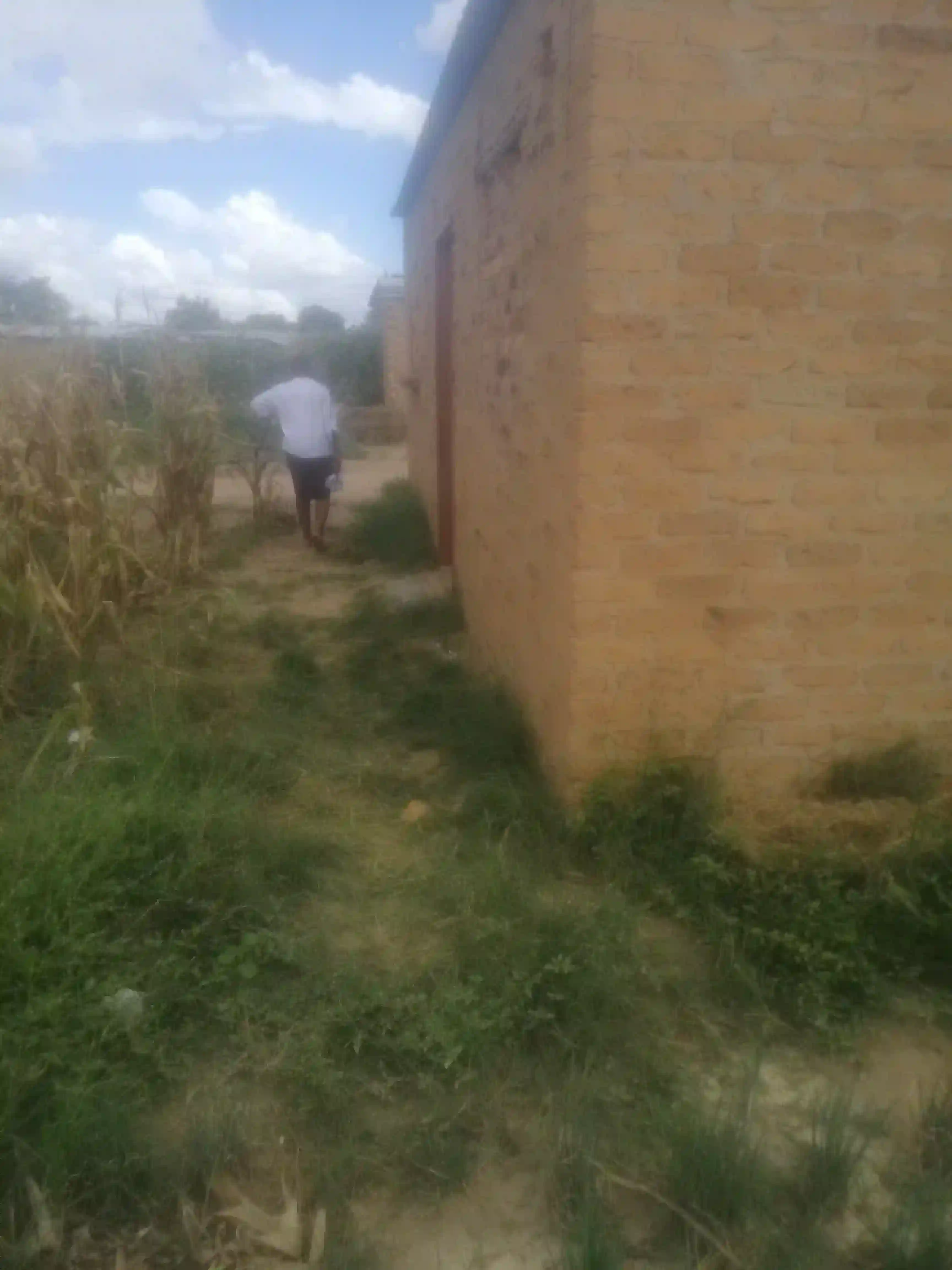 Residential stand in nyatsime opposite zengeza 5 with 200sq meters and a built 2 room boysky