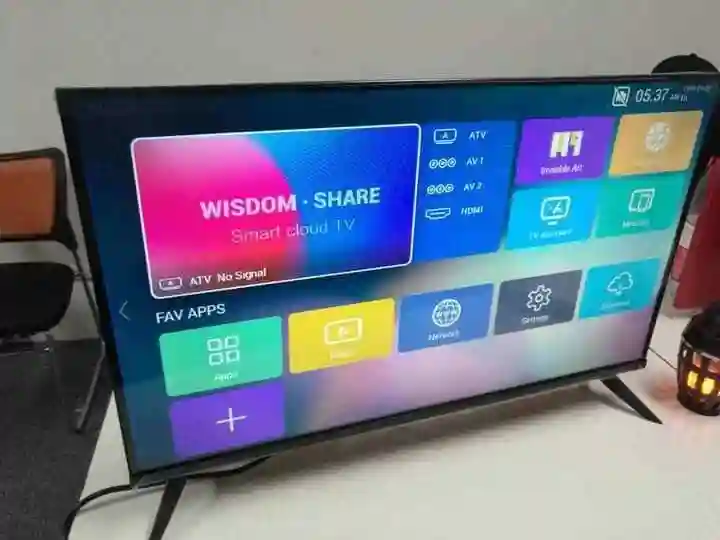 Smart tvs HISENSE and Samsung 