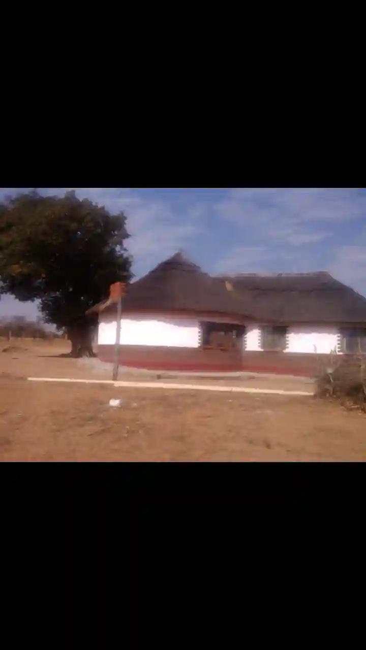 WE BUILD THATCHED HOUSES COTTAGES AND BUSINESS BUILDINS HARARE