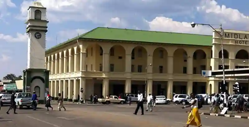 Angry Gweru vendors chase away top council officials