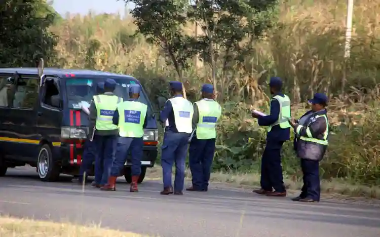 Kombi Driver "Intentionally" Crashes Vehicle Into Police Roadblock