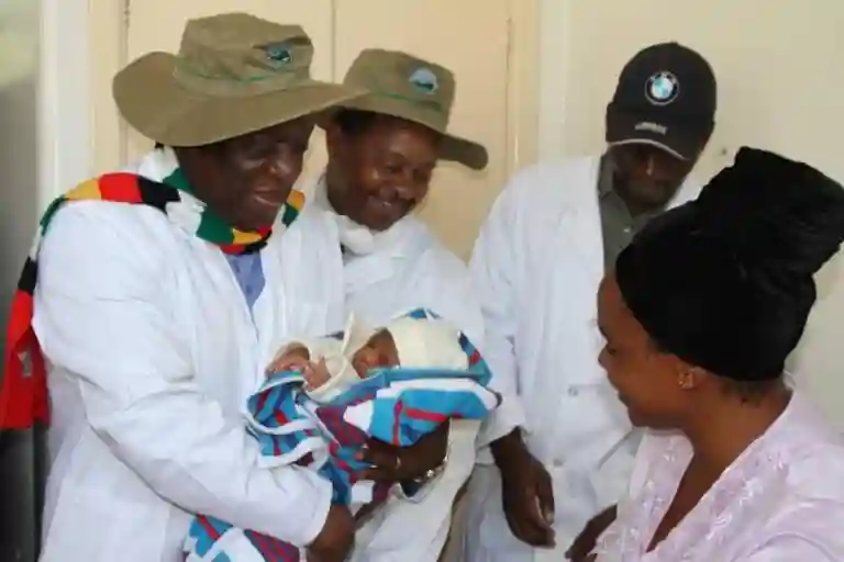 Mnangagwa 'Charms' Young Mother With $400 Gift At Parirenyatwa Hospital's Mbuya Nehanda Maternity Ward