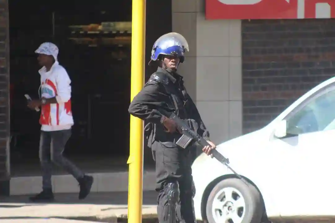 PICTURES: Police Barricade Roads To Morgan Tsvangirai House (MDC HQ)