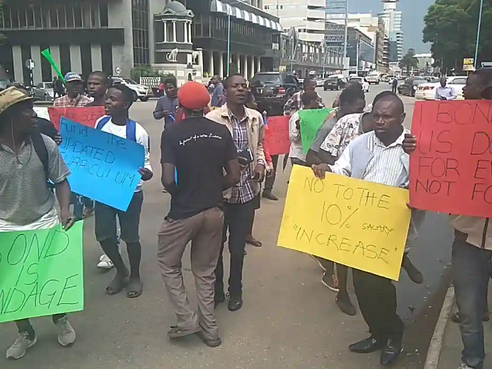 Teachers Conduct Online Protests Over "Salary Sanctions"
