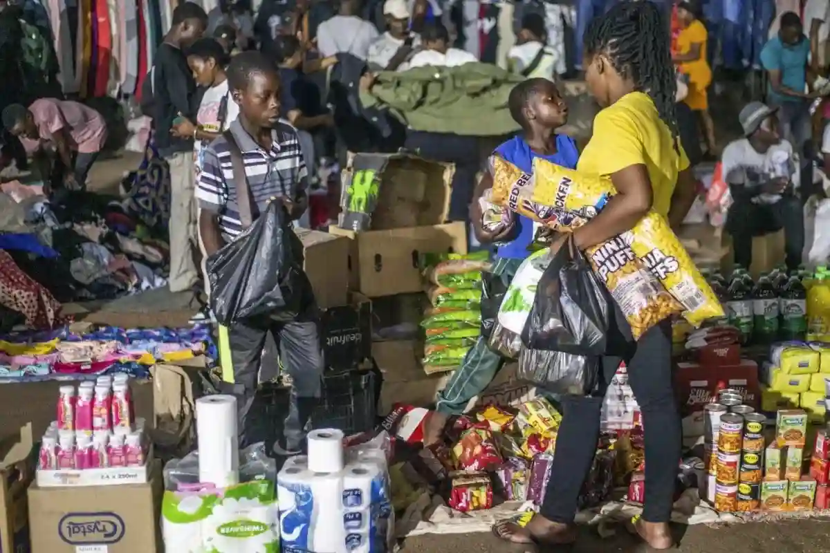 Temporary Night "Shops" Take Over Zimbabwe's Retail Sector