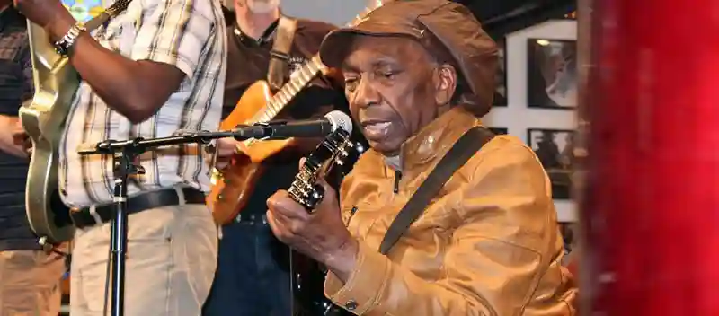 Thomas Mapfumo speaks on video circulating on social media, says he's NOT coming to Zim