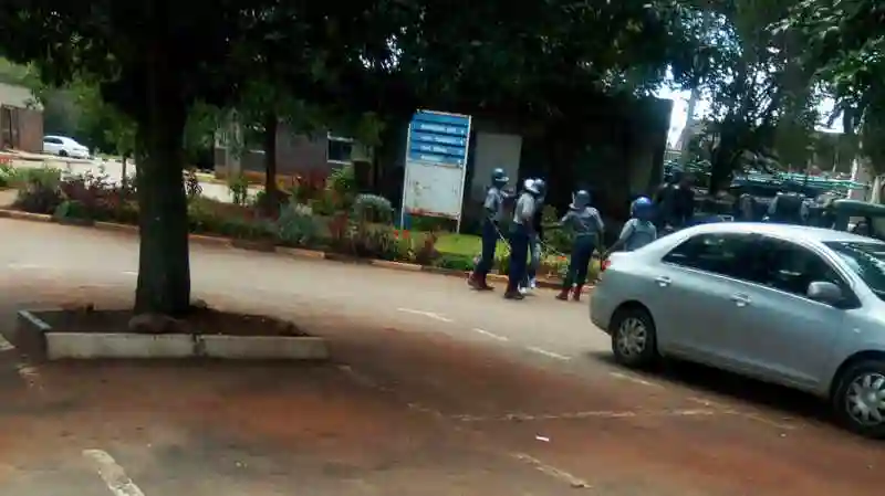 Video: Linda Masarira and other activists assaulted by riot police for sitting on lawn at Parirenyatwa Hospital