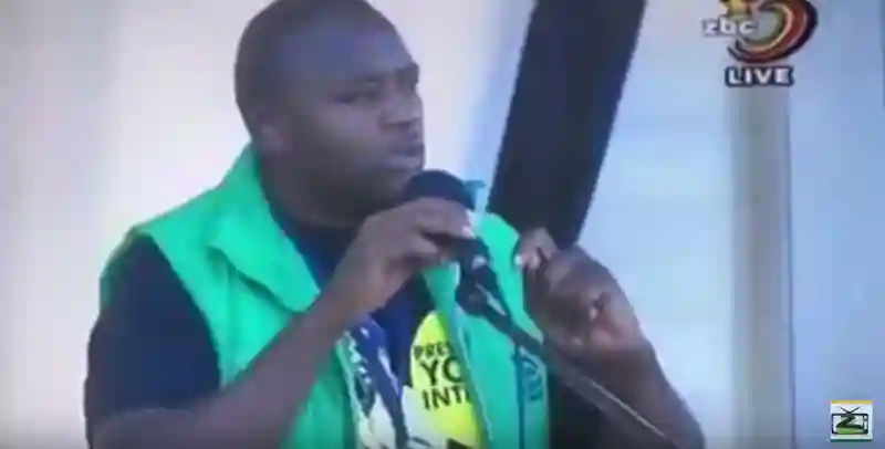 Video: Zanu-PF Youth leader attacks Soul Jah Love for "indiscipline" at Mugabe's rally in Mutare