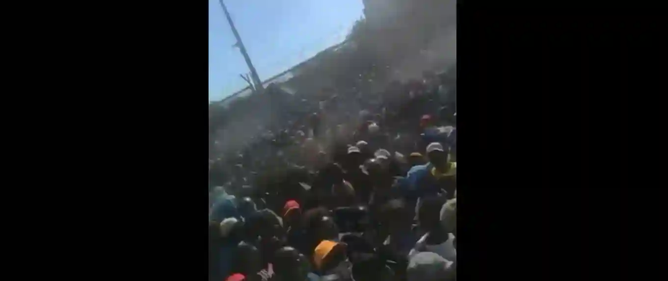 WATCH: 1000s Of Zimbabweans Trying To Enter South Africa