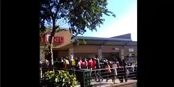 WATCH: Large Crowd Gather To Buy Mealie Meal At A Pick n Pay Supermarket During Lockdwon